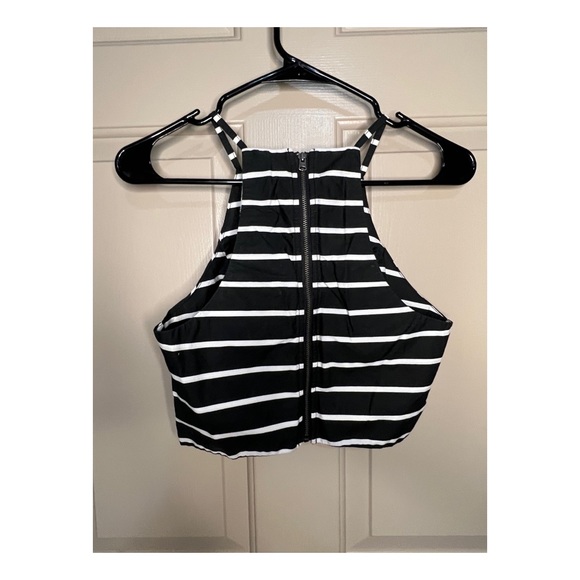 🦓 Abercrombie & Fitch Black & White Striped Crop Top 🦓 - Picture 3 of 3